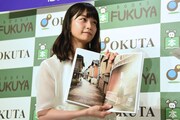 「まいまい」という店舗の前で撮影した写真を紹介する深川麻衣（乃木坂46）。