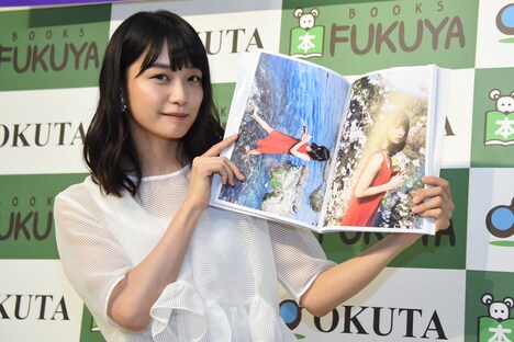 お気に入りのページを紹介する深川麻衣（乃木坂46）。