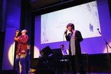 コブクロのライブの様子。（写真提供：ワーナーミュージック・ジャパン）