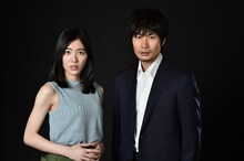 左から松井珠理奈、戸次重幸。