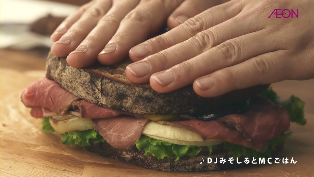 イオン「トップバリュセレクト 五島塩ローストビーフ シルキーカット」CMのワンシーン。