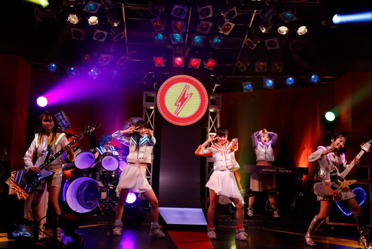 Gacharic Spin、場面に応じてスマホを“シャキシャキ”回す新MV