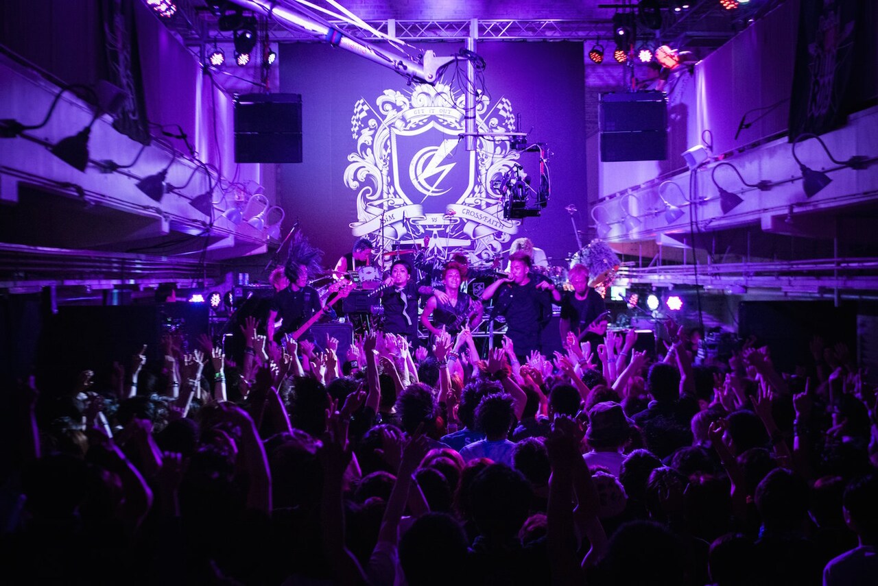 SiM vs Crossfaith、9人で「GET iT OUT」初披露したド迫力コラボライブ