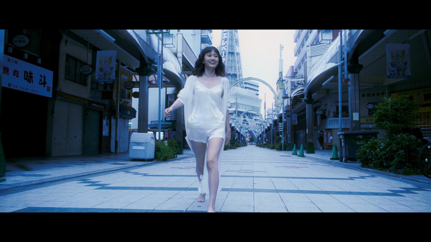 前田敦子「Selfish」ミュージックビデオのワンシーン。
