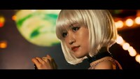 前田敦子「Selfish」ミュージックビデオのワンシーン。