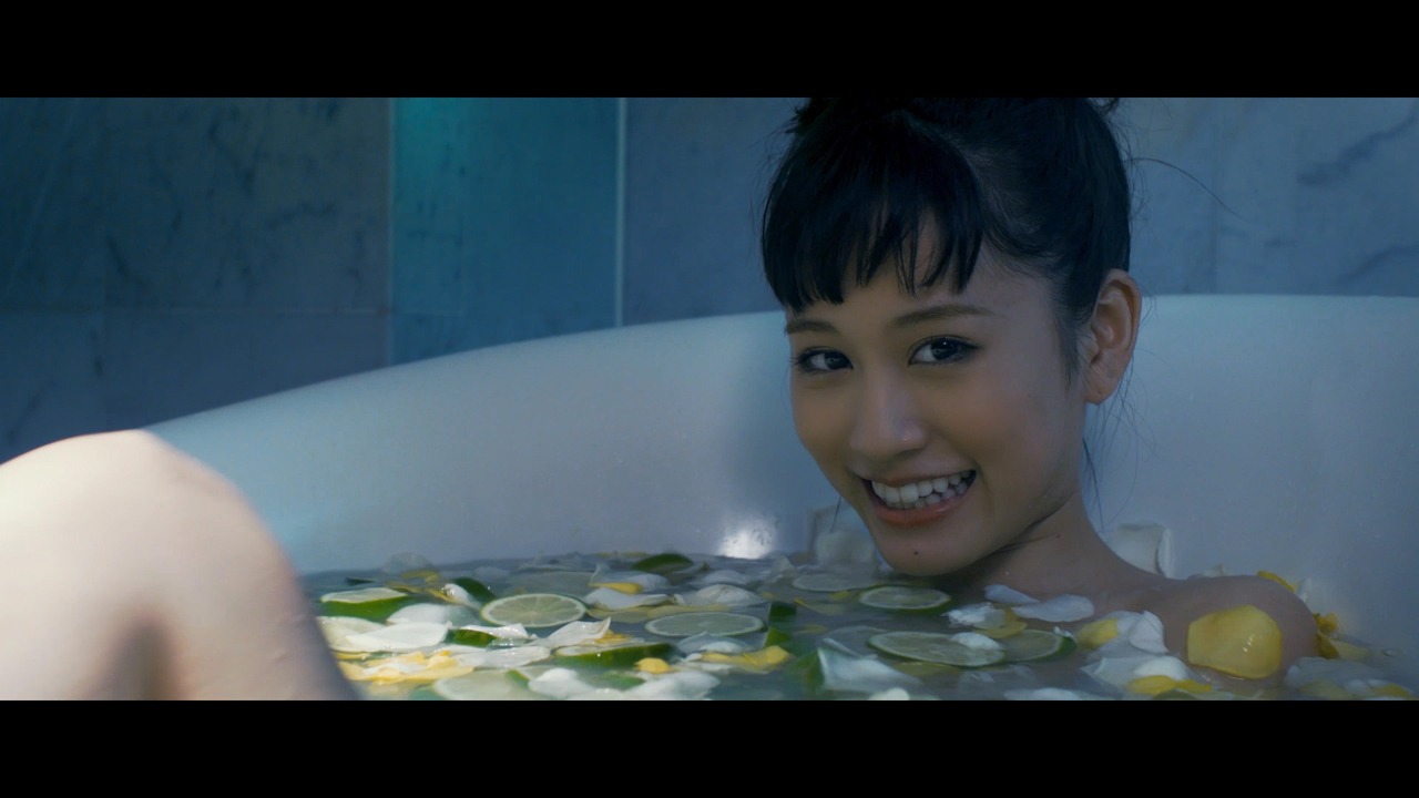 前田敦子「Selfish」ミュージックビデオのワンシーン。