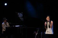 「上間綾乃 @MANDALA LIVE2016」の様子。（写真提供：日本コロムビア）