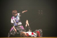 ストレッチポールを紹介する（左から）リョウガ、ユーキ。（撮影：米山三郎[SignaL]）