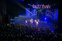 「超特急 LIVE TOUR 2016 Synchronism ～Shout & Body～」新潟公演の様子。（撮影：米山三郎[SignaL]）