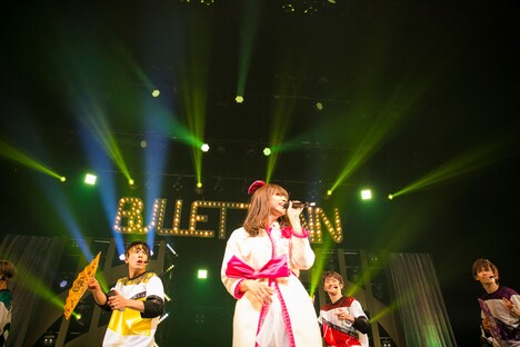 「ikki!!!!!i!!」を歌うタカミ（中央）。（撮影：米山三郎[SignaL]）