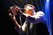 斉藤伸也（Vo, GAYA, Programming）（撮影：山川哲矢）