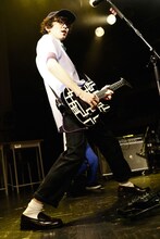 竹内サティフォ（Vo, G, Programming）（撮影：山川哲矢）