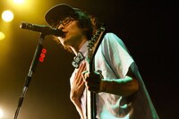 竹内サティフォ（Vo, G, Programming）（撮影：山川哲矢）