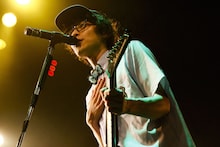 竹内サティフォ（Vo, G, Programming）（撮影：山川哲矢）