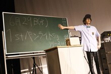 “ペンライトシングル”「タンクトップは似合わない」のリリースを発表する竹内サティフォ（Vo, G, Programming）。（撮影：山川哲矢）