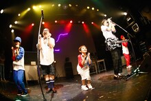 「ONIGAWARA 1st mini album『欲望』リリースツアー2016～ボーイフレンド就任記念式典～」東京・WWW公演の様子。（撮影：山川哲矢）