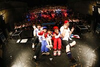 「ONIGAWARA 1st mini album『欲望』リリースツアー2016～ボーイフレンド就任記念式典～」東京・WWW公演の様子。（撮影：山川哲矢）