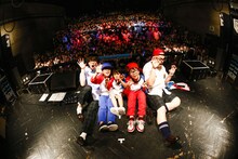 「ONIGAWARA 1st mini album『欲望』リリースツアー2016～ボーイフレンド就任記念式典～」東京・WWW公演の様子。（撮影：山川哲矢）