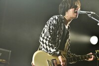 ホリエアツシ（Vo, G, Piano）（撮影：橋本塁［SOUND SHOOTER］）