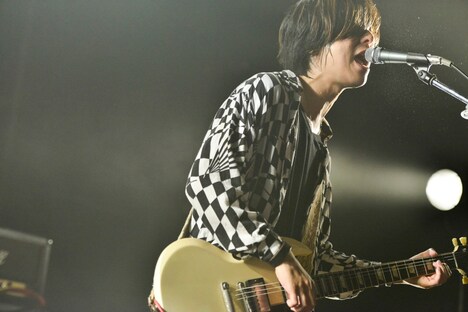 ホリエアツシ（Vo, G, Piano）（撮影：橋本塁［SOUND SHOOTER］）