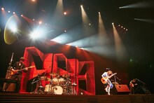 黒木渚 ONEMAN TOUR 2016 SPRING「ふざけんな世界、ふざけろよ」東京・東京国際フォーラム ホールC公演の様子。 （撮影：千葉顕弥）