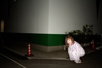 「カートのパジャマ」を着用する大貫亜美（PUFFY）。