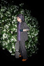 「カートのパジャマ」を着用するHiroki Ikegawa（Crossfaith）。