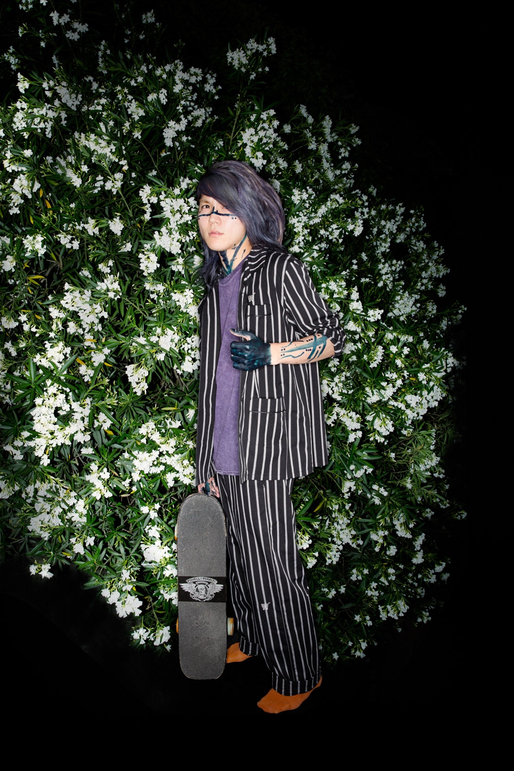 「カートのパジャマ」を着用するHiroki Ikegawa（Crossfaith）。