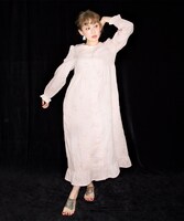 「あみのねこちゃん、ケンのネグリジェ」を着用する大貫亜美（PUFFY）。