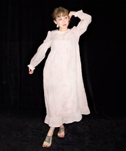 「あみのねこちゃん、ケンのネグリジェ」を着用する大貫亜美（PUFFY）。