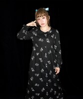「あみのねこちゃん、ケンのネグリジェ」を着用する大貫亜美（PUFFY）。