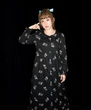 「あみのねこちゃん、ケンのネグリジェ」を着用する大貫亜美（PUFFY）。