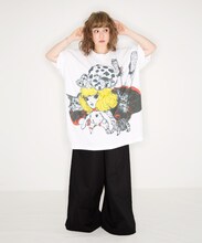 「あつまれあつまれ BIG BIG TEE」を着用する大貫亜美（PUFFY）。