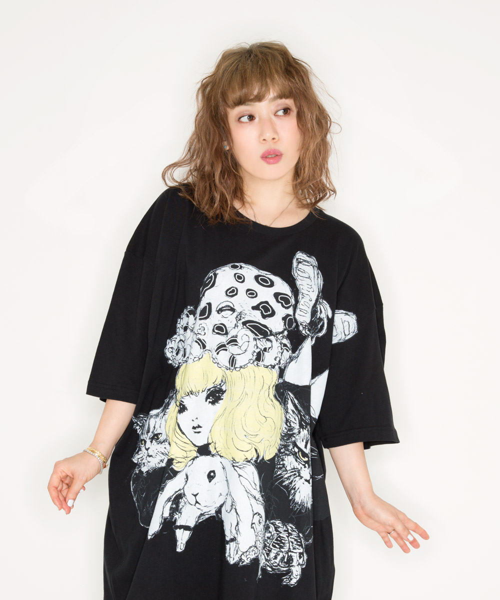 「あつまれあつまれ BIG BIG TEE」を着用する大貫亜美（PUFFY）。