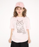 「あみのねこちゃん刺繍されちゃってますキャップ」「あみのねこちゃんテーシャツ」を着用する大貫亜美（PUFFY）。