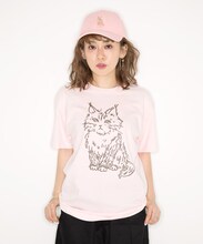 「あみのねこちゃん刺繍されちゃってますキャップ」「あみのねこちゃんテーシャツ」を着用する大貫亜美（PUFFY）。