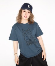 「あみのねこちゃん刺繍されちゃってますキャップ」「あみのねこちゃんテーシャツ」を着用する大貫亜美（PUFFY）。