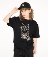 「あみのねこちゃん刺繍されちゃってますキャップ」「あみのねこちゃんテーシャツ」を着用する大貫亜美（PUFFY）。