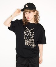 「あみのねこちゃん刺繍されちゃってますキャップ」「あみのねこちゃんテーシャツ」を着用する大貫亜美（PUFFY）。