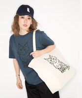 「あみのねこちゃんトートバッグ」を持つ大貫亜美（PUFFY）。