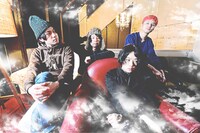 空きっ腹に酒。手前右が田中幸輝（Vo）。