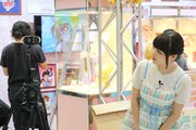 360°VRカメラを覗き込む上坂すみれ。