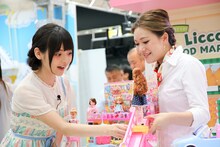 7月発売の「リカちゃん セルフレジでピッ！ おおきなショッピングモール」のエスカレーターに驚く上坂すみれ。