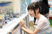 山手線全駅を再現したプラレールコーナーでの上坂すみれ。