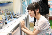 山手線全駅を再現したプラレールコーナーでの上坂すみれ。