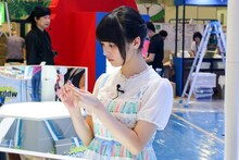 レアものベイブレードをしげしげと見つめる上坂すみれ。