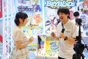 タカラトミーのスタッフにベイブレードのレクチャーを受ける上坂すみれ。