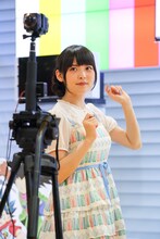 「開催前日のおもちゃショーに上坂すみれが潜入！」撮影の様子。