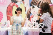 マンガ「12歳。」の関連グッズの1つ、チェキで撮影される上坂すみれ。