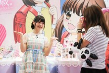 マンガ「12歳。」の関連グッズの1つ、チェキで撮影される上坂すみれ。